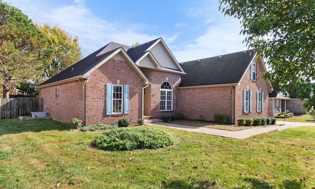 view of front of property featuring a front yard