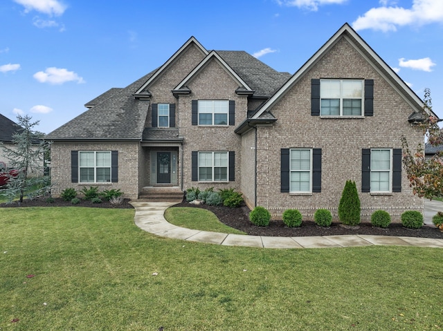 view of front facade featuring a front lawn