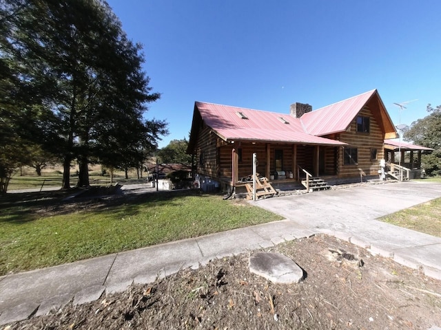 view of front of house with covered porch and a front yard