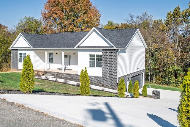 ranch-style home with a porch