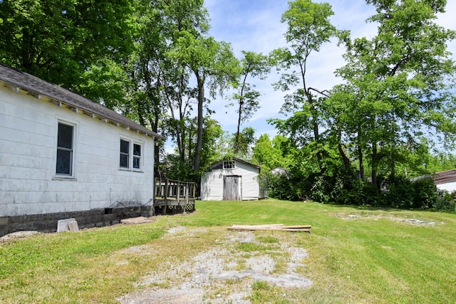 view of yard with a storage unit