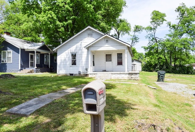 bungalow featuring a front lawn