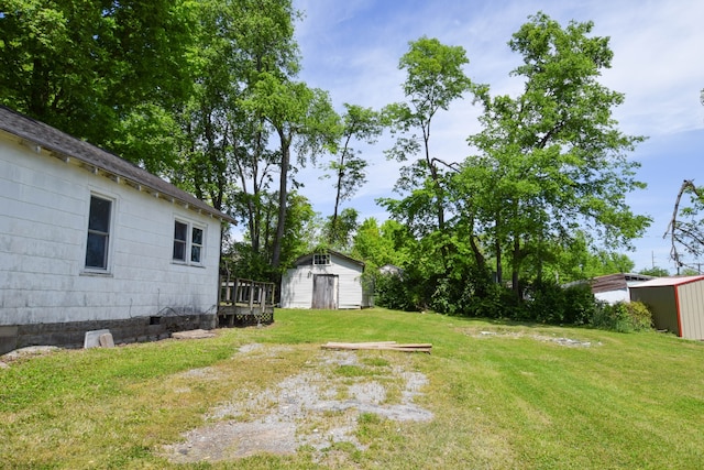 view of yard featuring a shed