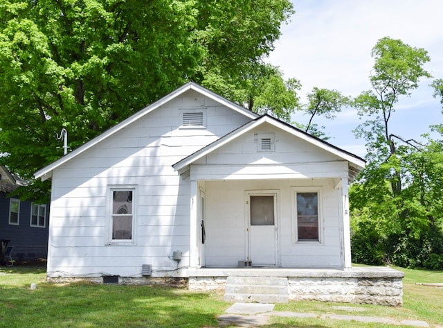 bungalow featuring a front yard