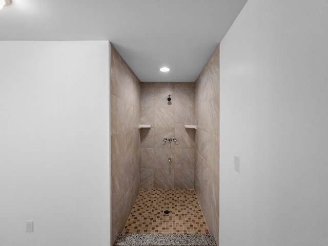 bathroom featuring a tile shower