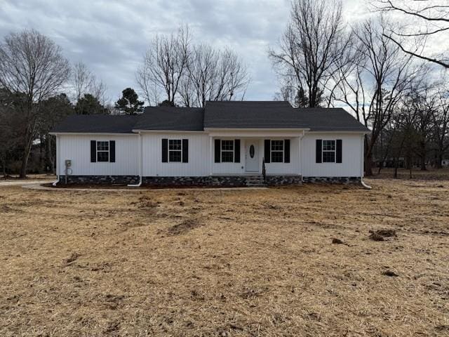 view of front of house featuring a front yard