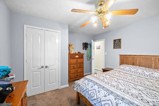 bedroom featuring a closet, ceiling fan, carpet flooring, and a textured ceiling