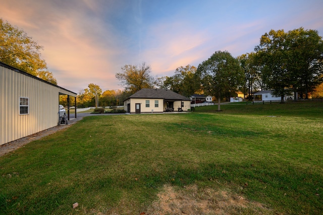 view of yard at dusk