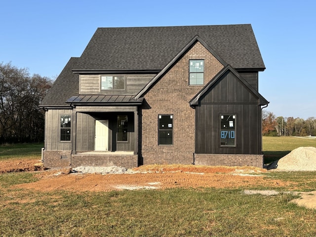 view of front facade with a front yard