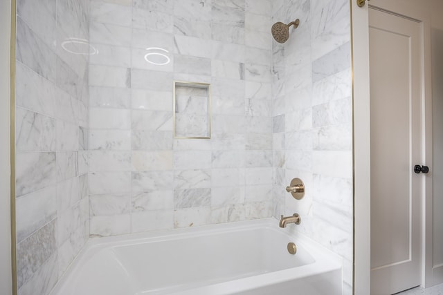 bathroom with tiled shower / bath