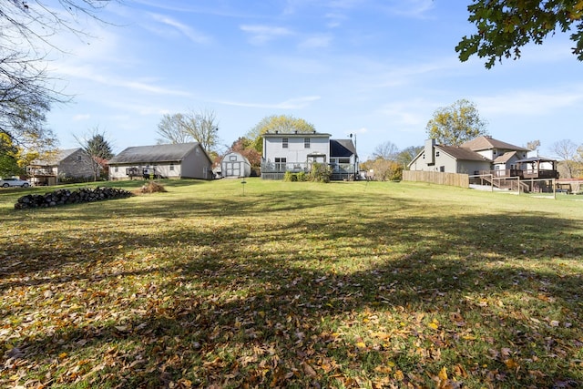 view of yard featuring a shed