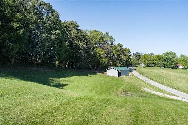 view of yard featuring an outbuilding