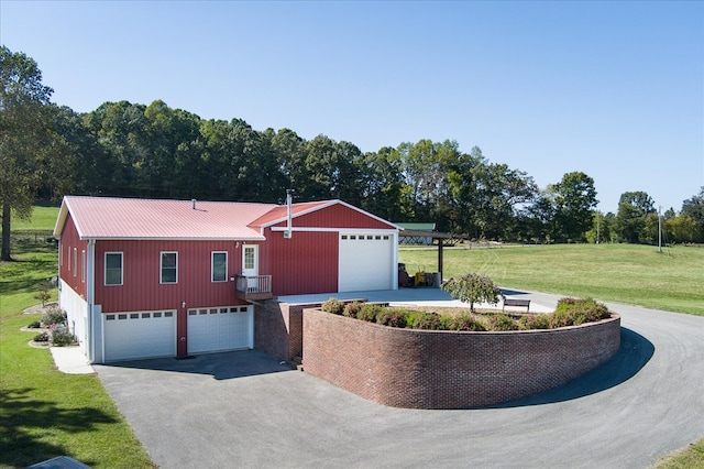 view of front facade featuring a front lawn and a garage