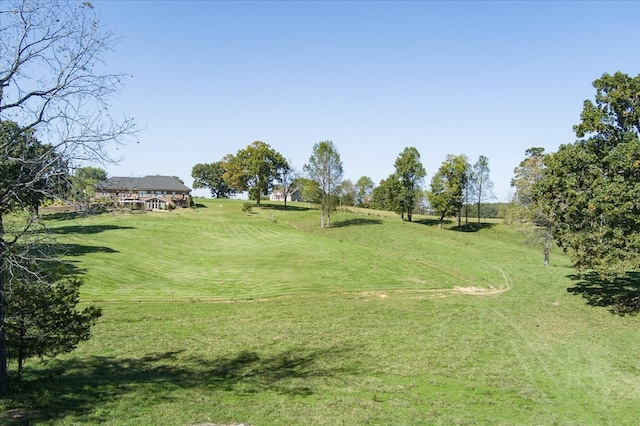 view of property's community featuring a lawn