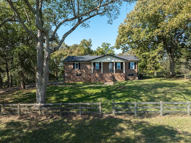 view of front facade featuring a front lawn