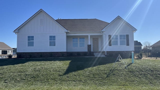 view of front facade featuring a front lawn