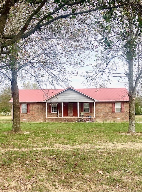 ranch-style house with a front yard