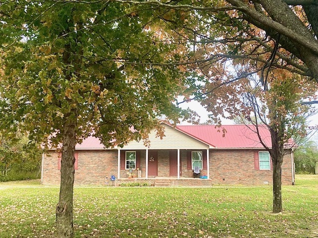 single story home with a front lawn