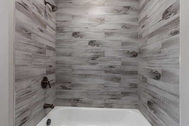 bathroom featuring tiled shower / bath