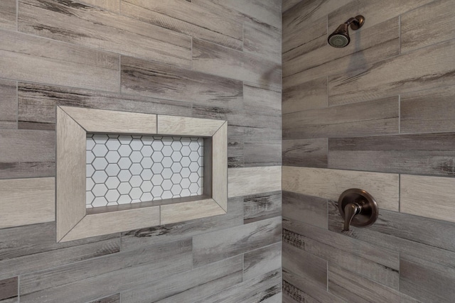 bathroom featuring tiled shower