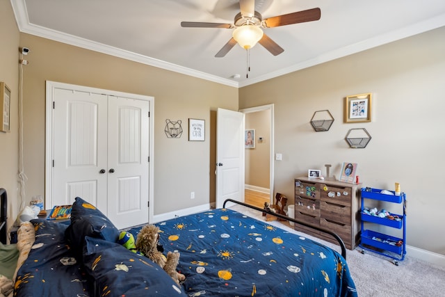 bedroom with a closet, carpet flooring, crown molding, and ceiling fan