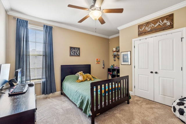 bedroom featuring light carpet, crown molding, a closet, and ceiling fan