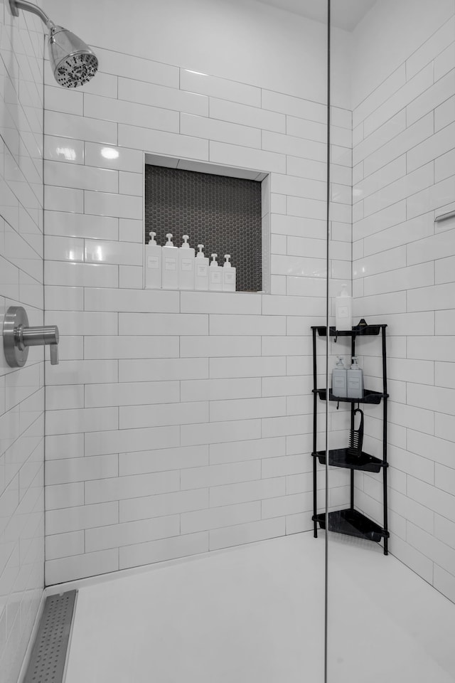 bathroom featuring a tile shower