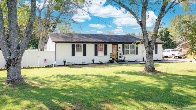 ranch-style home featuring a front lawn