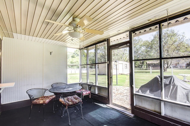 sunroom / solarium with ceiling fan