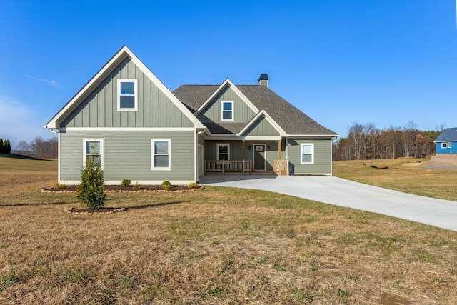 view of front facade featuring a front lawn