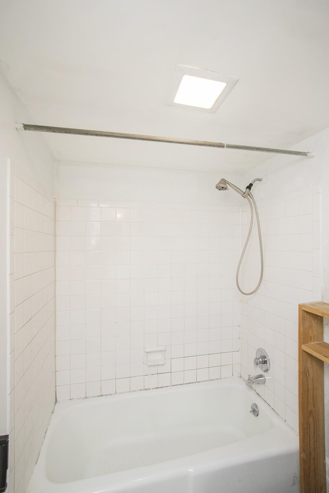 bathroom with tiled shower / bath