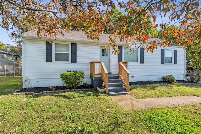 view of front of property featuring a front yard