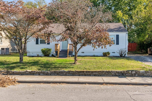 view of front of property featuring a front yard and cooling unit