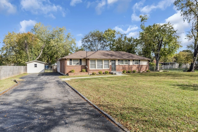 single story home with a front yard