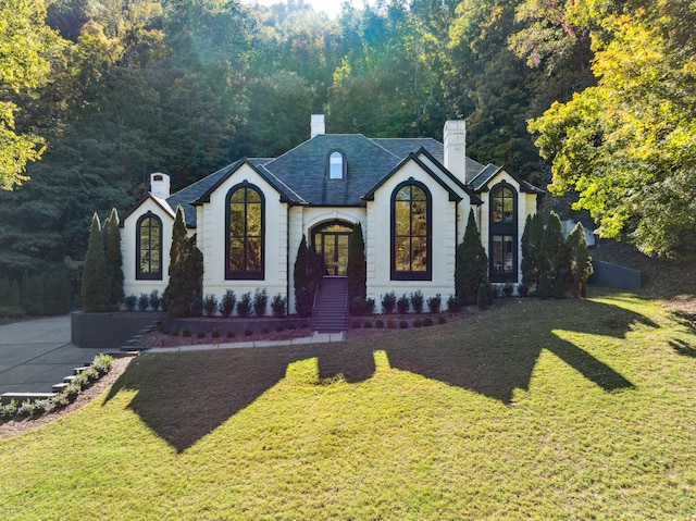 view of front of home with a front lawn