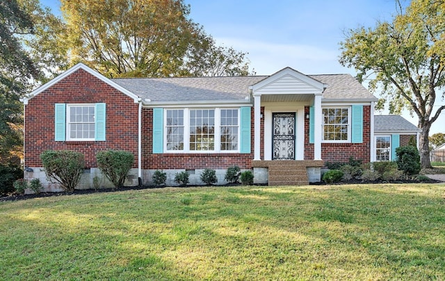 view of front of house featuring a front lawn