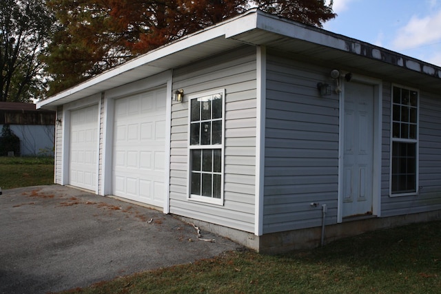 view of detached garage