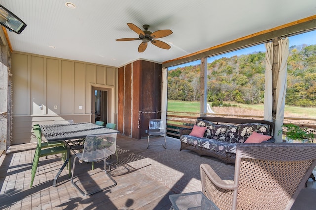 sunroom with ceiling fan