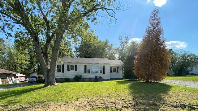 single story home with a front lawn