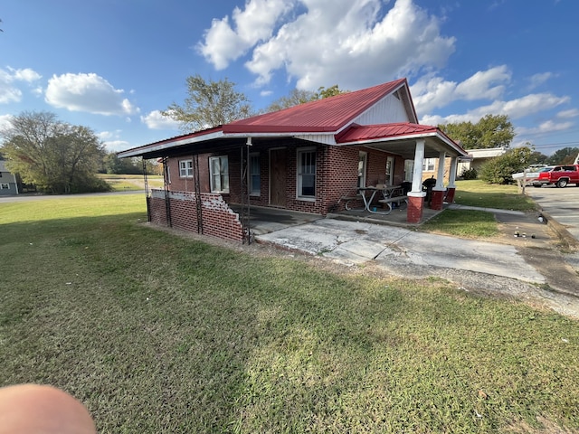 view of front of home featuring a front yard and a porch