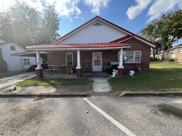 view of front of property featuring a front lawn