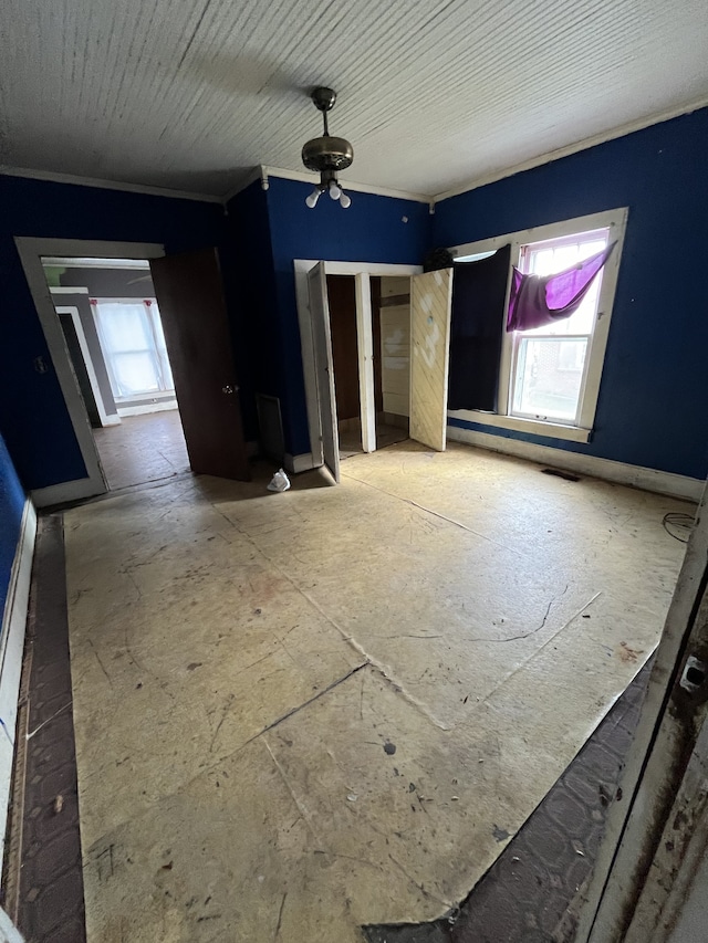 empty room with ceiling fan