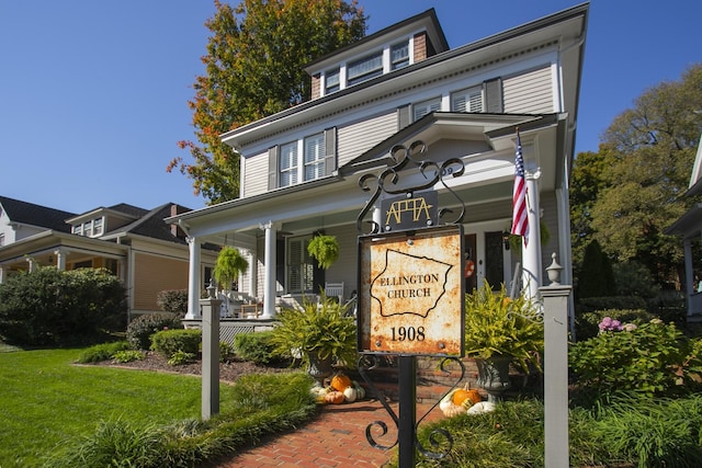 view of front of home featuring a front yard