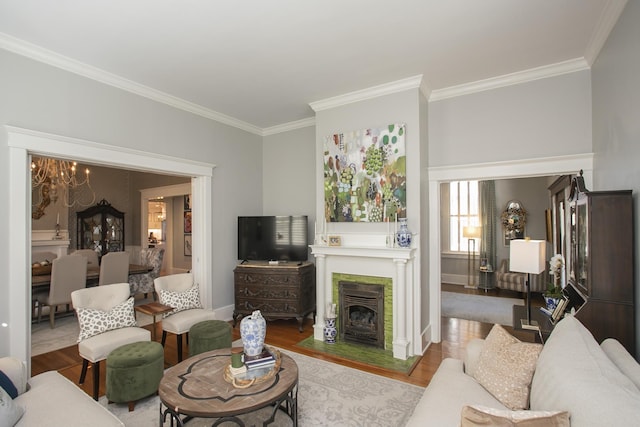 living room featuring light wood-type flooring, a notable chandelier, and ornamental molding