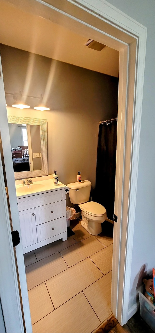 bathroom featuring a shower with curtain, vanity, and toilet