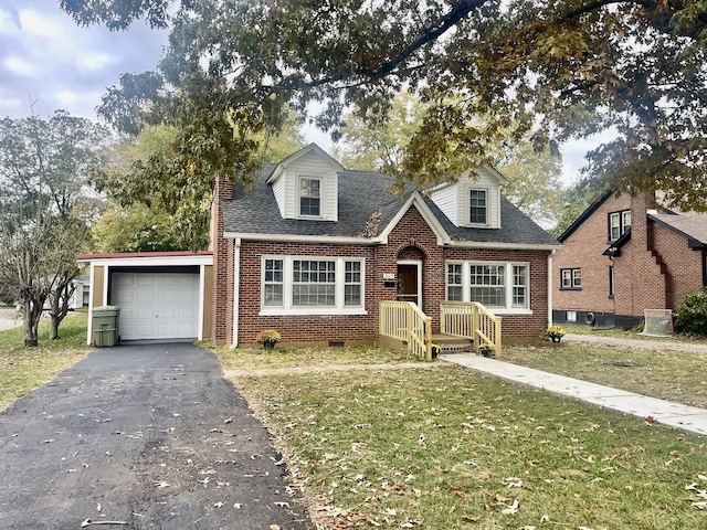 view of front of home featuring a front yard and a garage