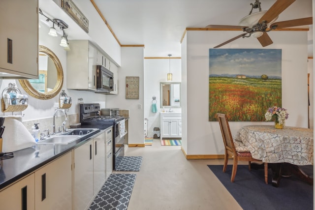 kitchen with crown molding, stainless steel range with electric stovetop, sink, and ceiling fan