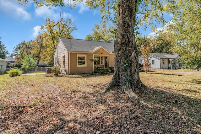 single story home featuring a front lawn