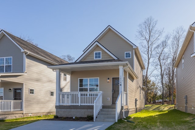 view of front of property featuring a porch and a front yard