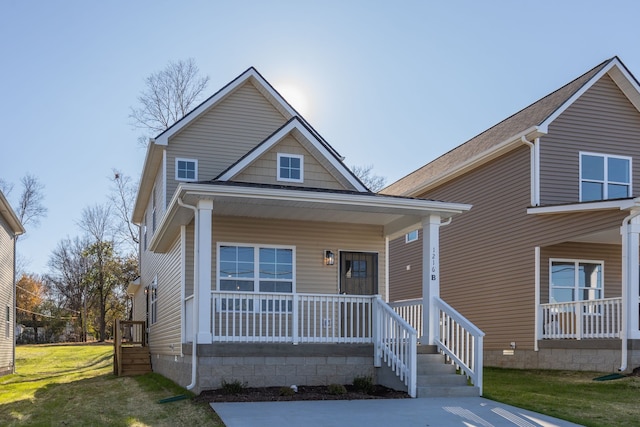 view of front facade featuring a porch and a front lawn